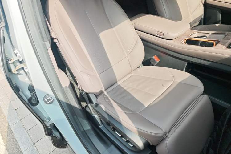 Used Nio ES7 2022 75 kWh Right Front Seat
