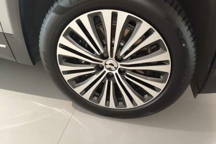 Used Nio ES7 2022 100 kWh Right Front Wheel Hub
