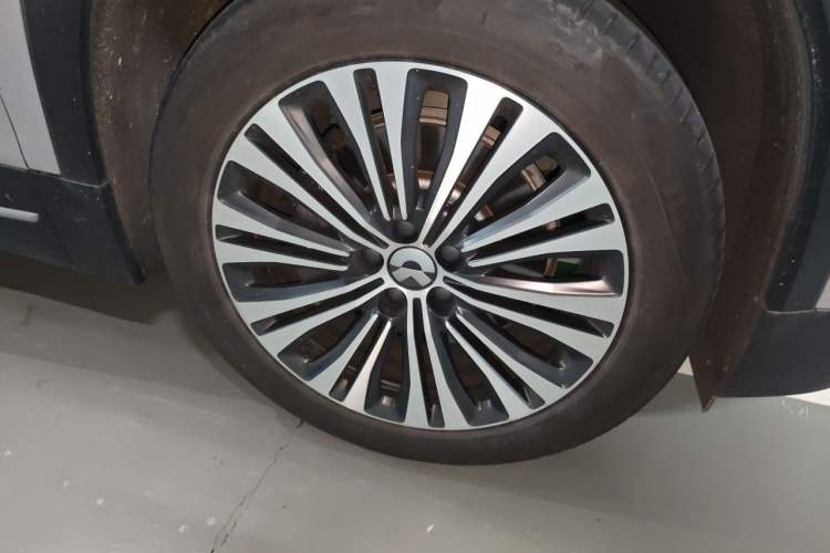 Used Nio ES7 2022 75 kWh Right Front Wheel Hub