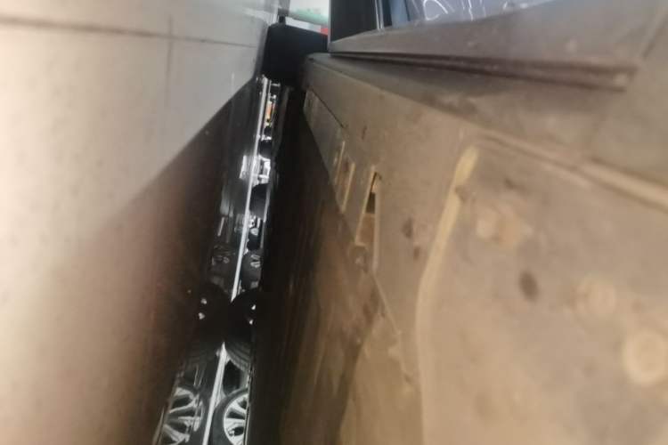 Used Nio ES7 2022 75 kWh Right Side Sill