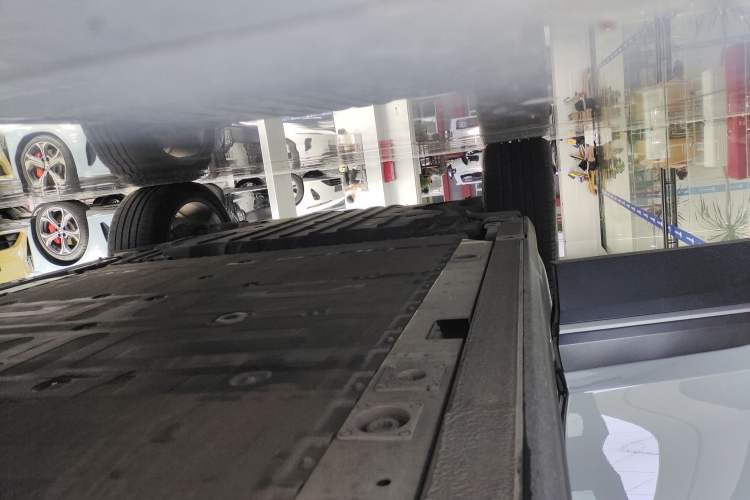 Used Nio ES7 2022 100 kWh Right Side Sill