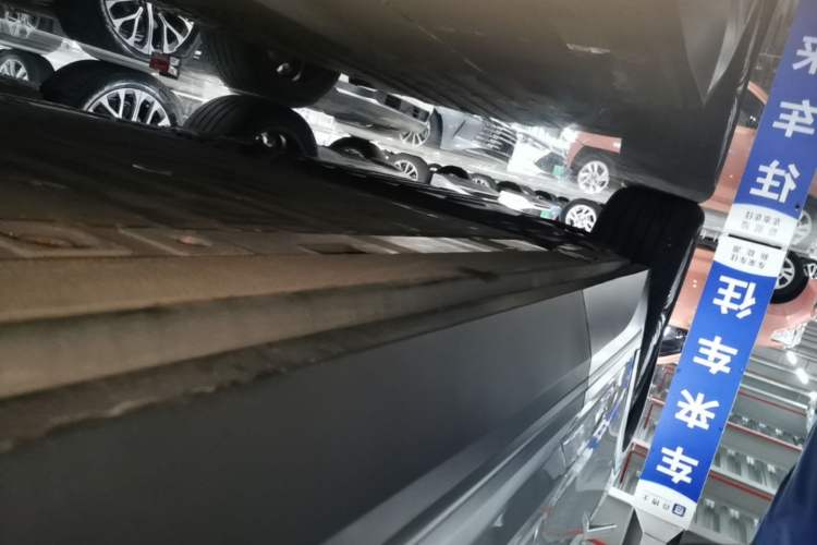 Used Nio ES7 2022 100 kWh Right Side Sill