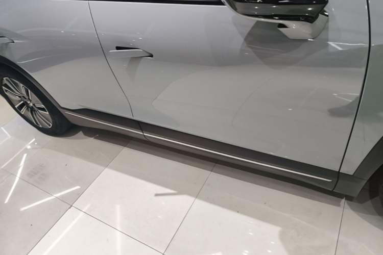 Used Nio ES7 2022 75 kWh Right Side Sill