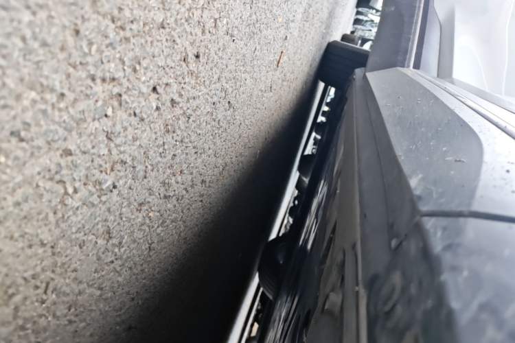 Used Nio ES7 2022 75 kWh Right Side Sill
