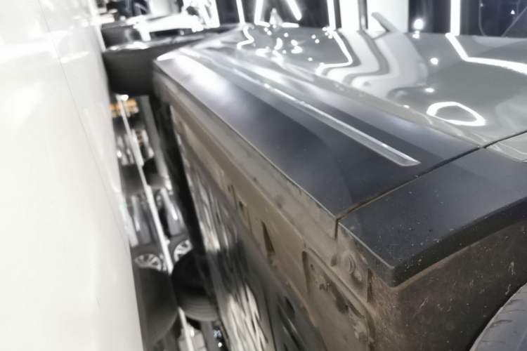 Used Nio ES7 2022 75 kWh Right Side Sill