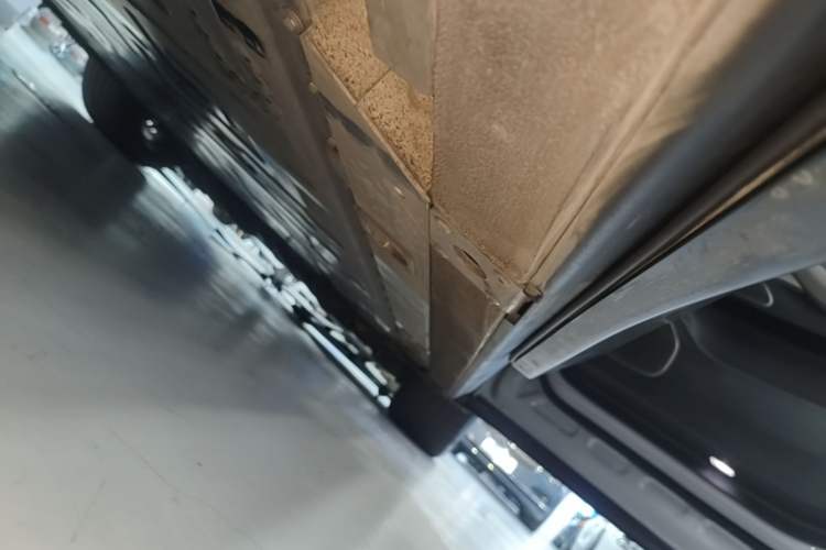 Used Nio ES7 2022 75 kWh Right Side Sill