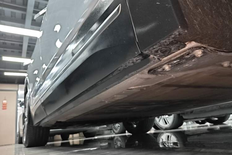 Used Nio ES7 2022 75 kWh Right Side Sill