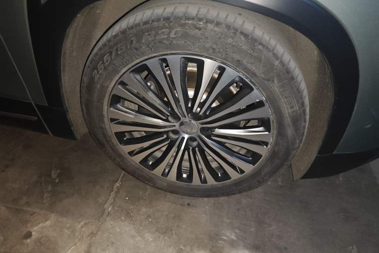 Used Nio ES7 2022 75 kWh Right Front Wheel Hub