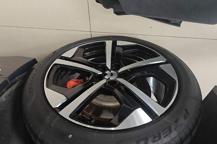 Used Nio ES7 2022 75 kWh Right Rear Wheel Hub
