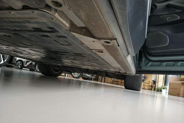 Used Nio ES7 2022 75 kWh Right Side Sill