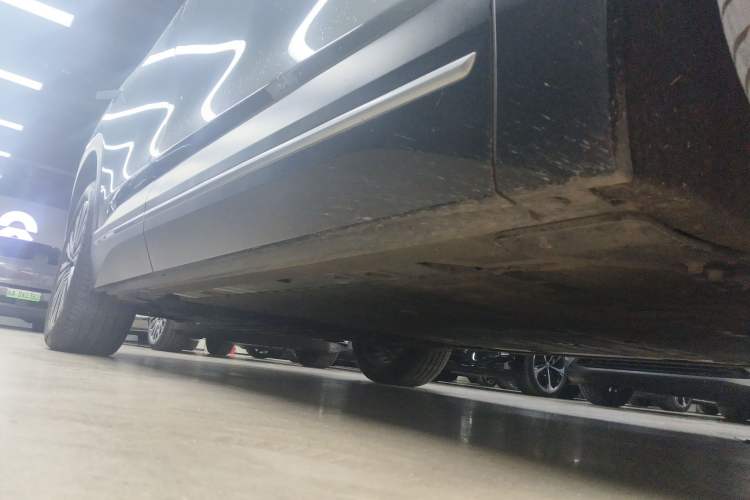 Used Nio ES7 2022 100 kWh Right Side Sill