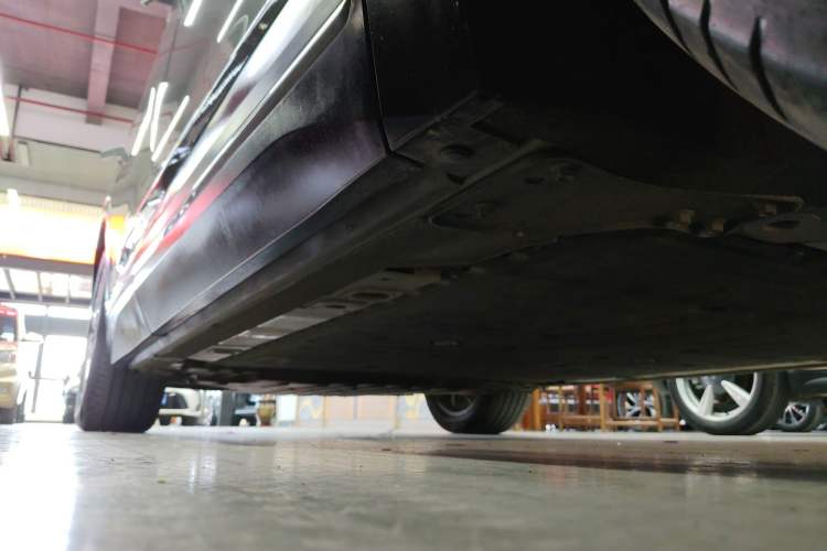 Used Nio ES7 2022 75 kWh Right Side Sill