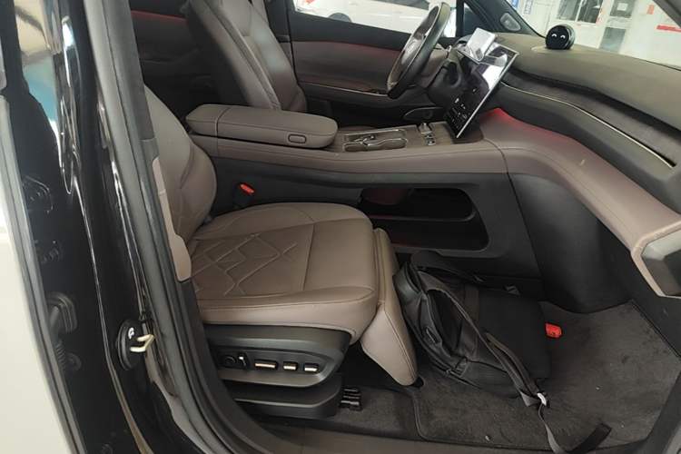 Used Nio ES7 2022 75 kWh Right Front Seat