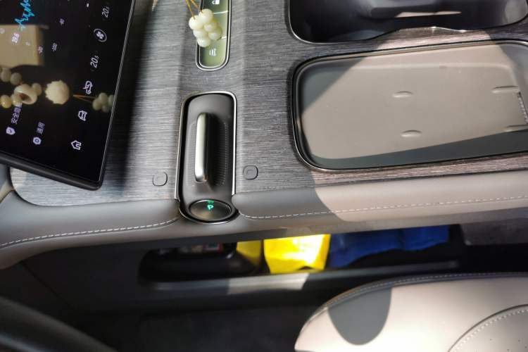 Used Nio ES7 2022 75 kWh Gear Lever