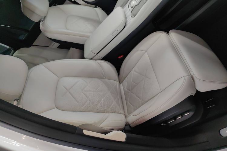 Used Nio ES7 2022 100 kWh Right Front Seat