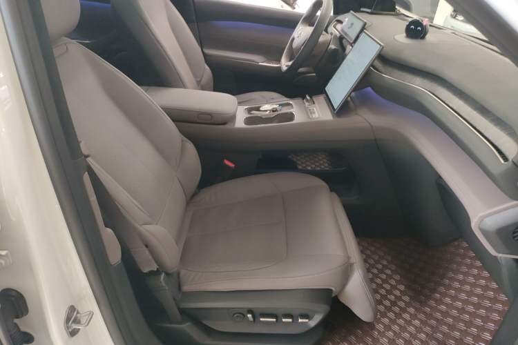 Used Nio ES7 2022 75 kWh Right Front Seat