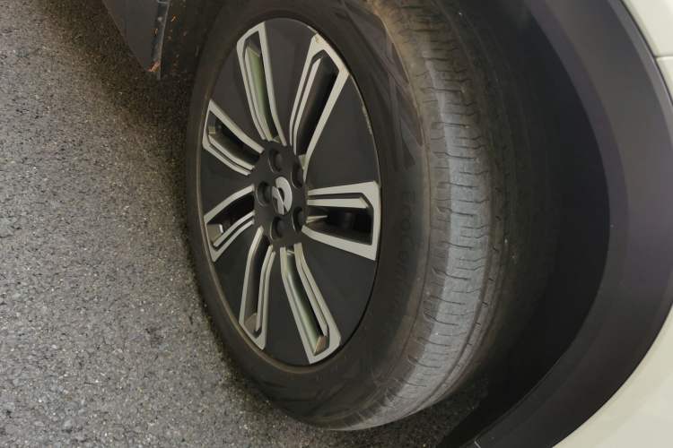 Used Nio ES7 2022 75 kWh Right Front Wheel Hub