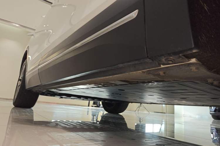 Used Nio ES7 2022 100 kWh Right Side Sill