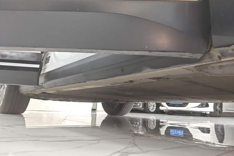 Used Nio ES7 2022 75 kWh Right Side Sill