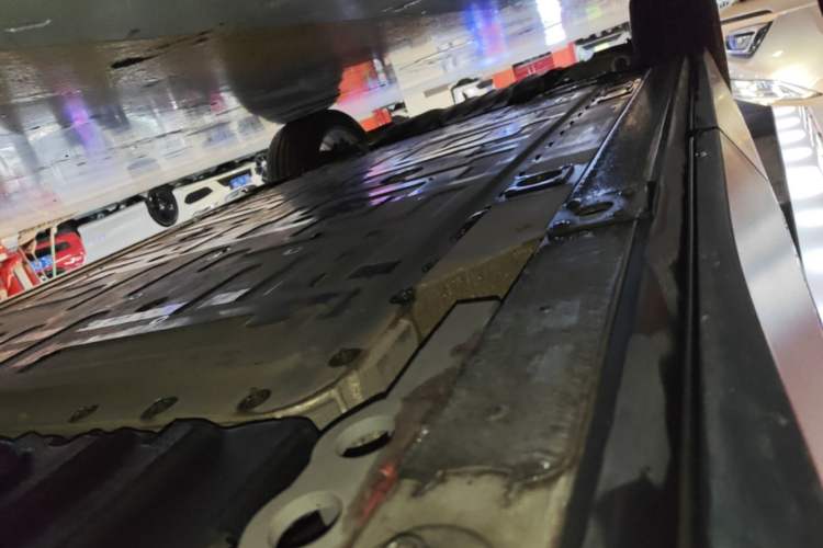 Used Nio ES7 2024 75 kWh Left Side Sill