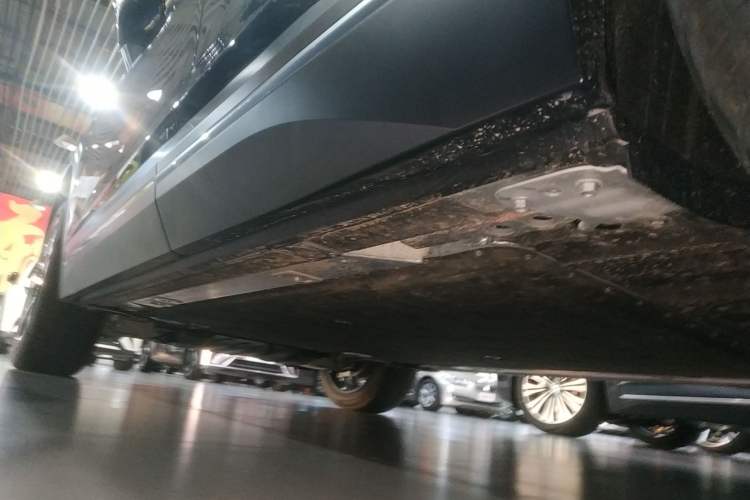 Used Nio ES7 2024 75 kWh Left Side Sill