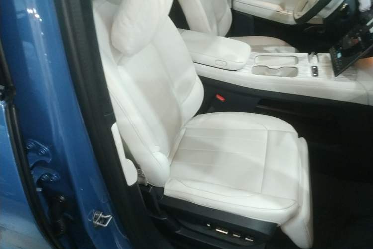 Used Nio ES7 2024 75 kWh Right Front Seat