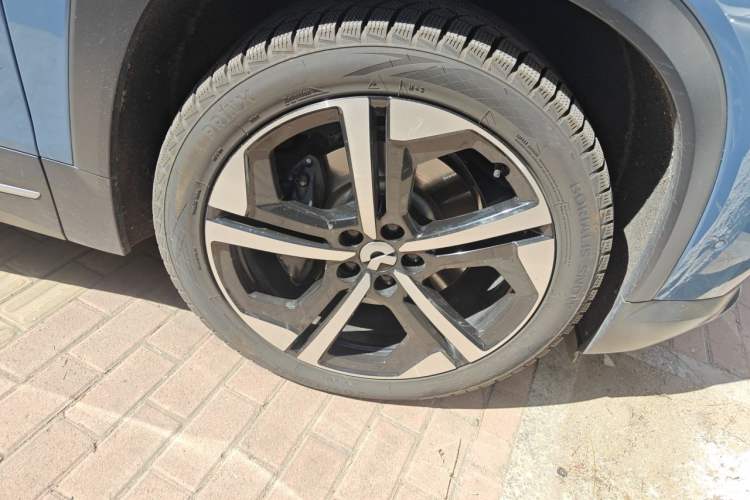 Used Nio ES7 2024 75 kWh Right Front Wheel Hub