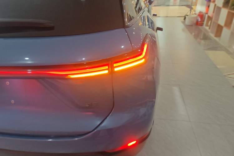 Used Nio ES7 2024 75 kWh Right Rear Taillight