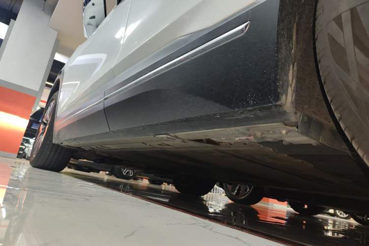 Used Nio ES7 2024 75 kWh Left Side Sill