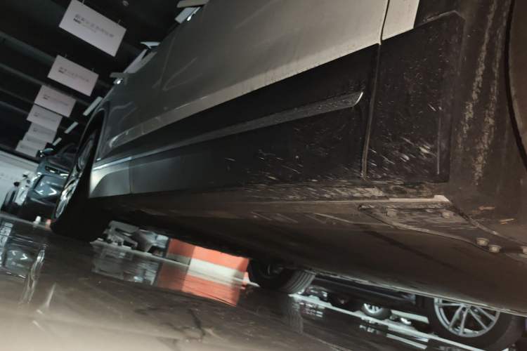 Used Nio ES7 2024 75 kWh Right Side Sill