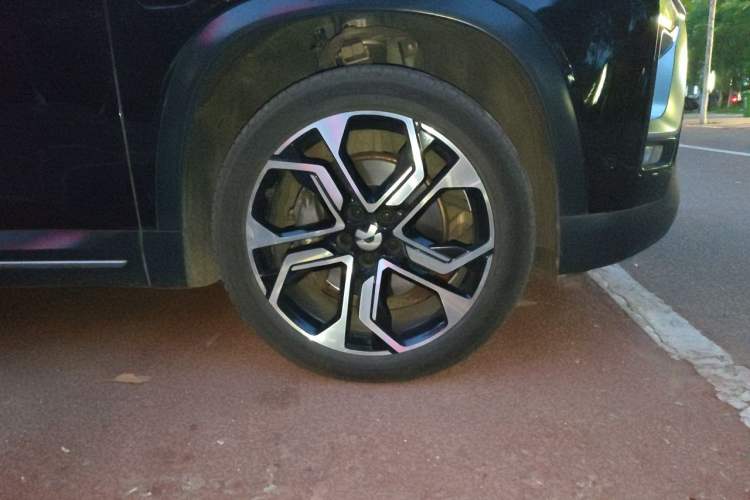 Used Nio ES8 2018 Founder Edition Right Front Wheel Hub