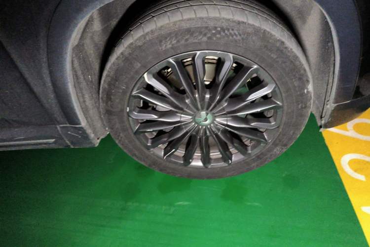 Used Nio ES8 2018 355 km Base Version 6-Seater Edition Right Front Wheel Hub