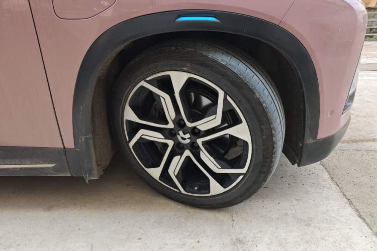 Used Nio ES8 2018 Founder Edition Right Front Wheel Hub