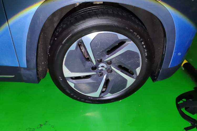 Used Nio ES8 2018 Founder Edition Right Front Wheel Hub