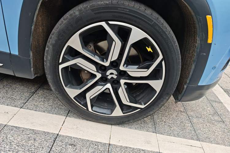 Used Nio ES8 2018 Founder Edition Right Front Wheel Hub