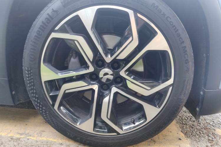 Used Nio ES8 2018 Founder Edition Right Front Wheel Hub