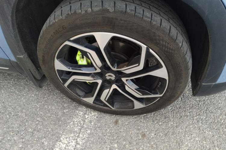 Used Nio ES8 2018 Founder Edition Right Front Wheel Hub