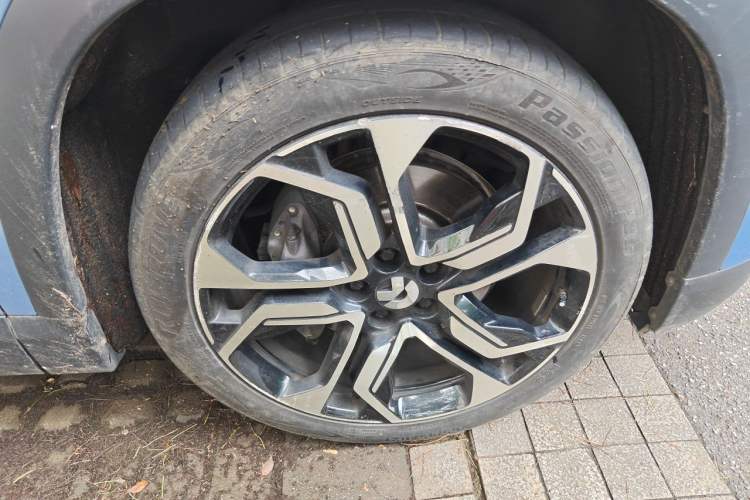 Used Nio ES8 2018 355 km Base Version 7-Seater Edition Right Front Wheel Hub