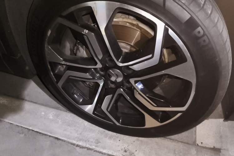 Used Nio ES8 2018 Founder Edition Right Front Wheel Hub