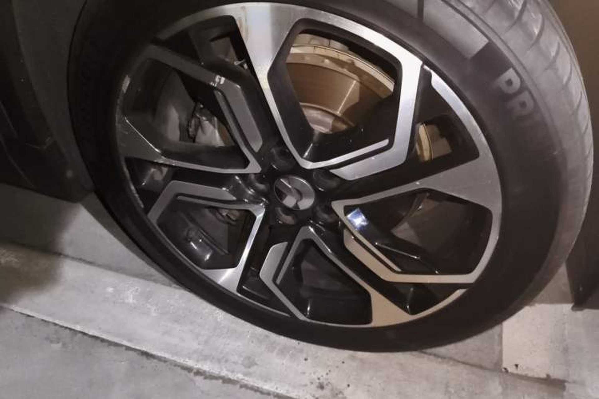 Used Nio ES8 2018 Founder Edition Right Front Wheel Hub