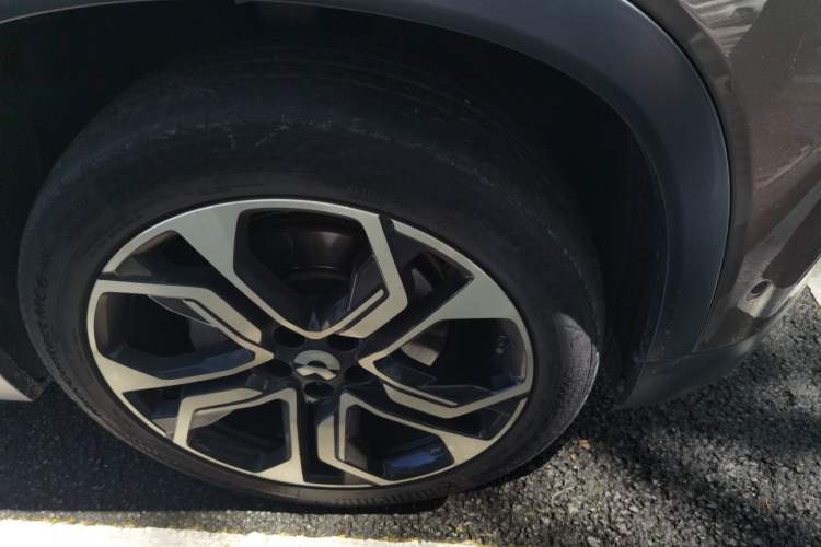 Used Nio ES8 2018 Founder Edition Right Front Wheel Hub