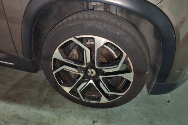 Used Nio ES8 2018 Founder Edition Right Front Wheel Hub