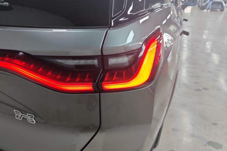 Used Nio ES8 2018 355 km Base Version 6-Seater Edition Right Rear Taillight