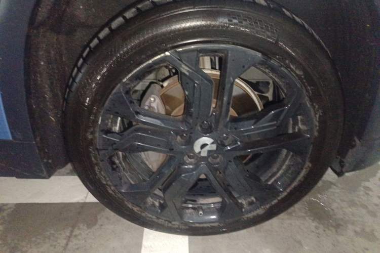 Used Nio ES8 2018 Founder Edition Right Front Wheel Hub