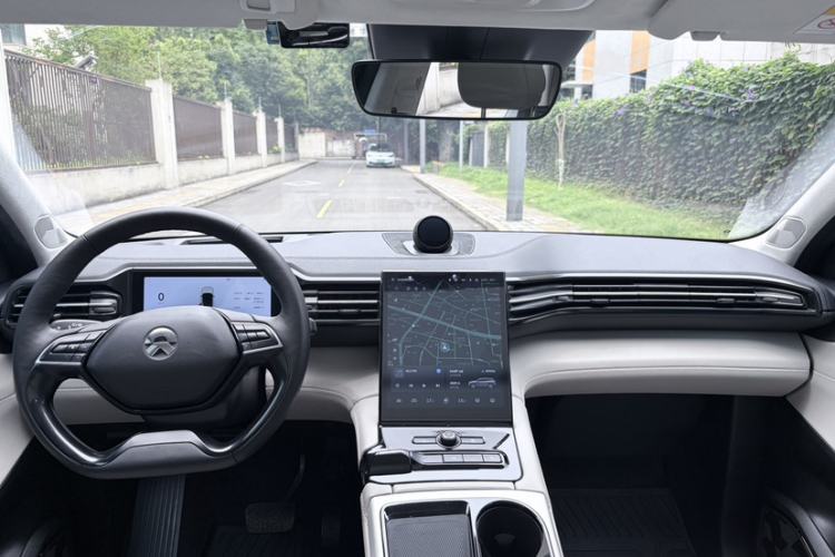 Used Nio ES8 2018 355 km Base Version 6-Seater Edition Interior 2
