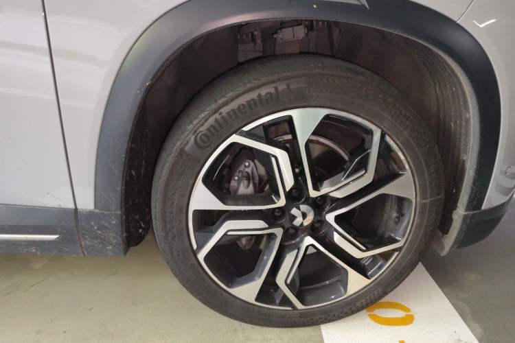 Used Nio ES8 2018 Founder Edition Right Front Wheel Hub