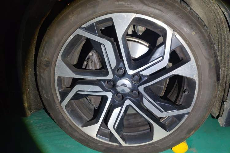 Used Nio ES8 2018 Founder Edition Right Front Wheel Hub
