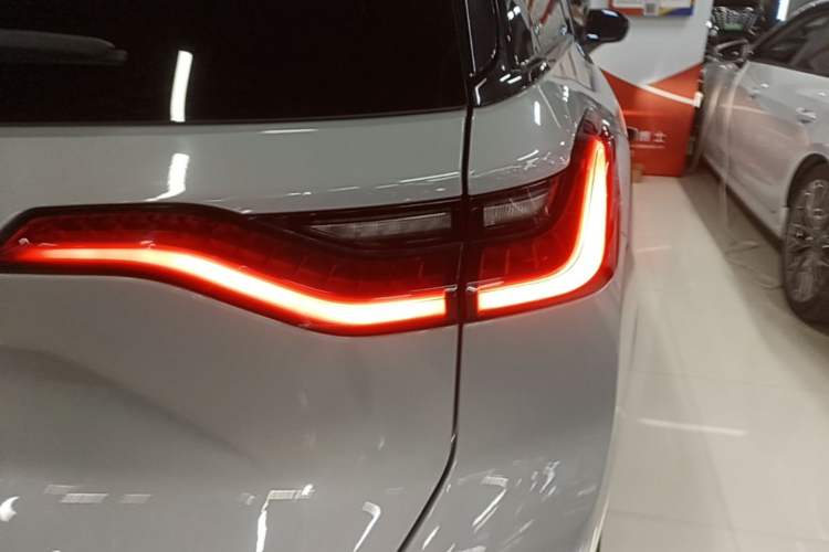 Used Nio ES8 2018 355 km Base Version 6-Seater Edition Right Rear Taillight