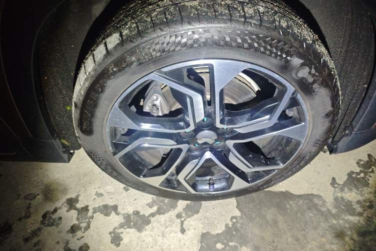 Used Nio ES8 2018 Founder Edition Right Front Wheel Hub