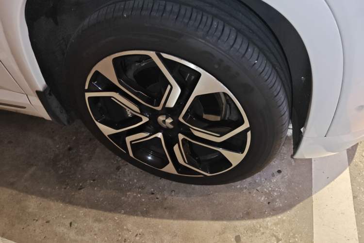 Used Nio ES8 2018 Founder Edition Right Front Wheel Hub